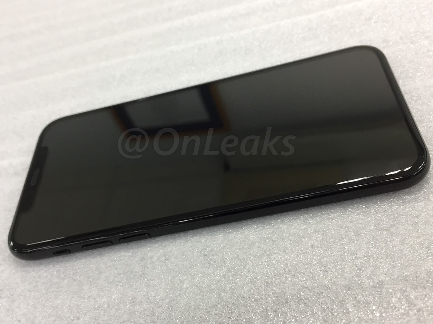 Live Images of iPhone 8 Got Leaked With Bezel-less Display & More Live Images of iPhone 8 Got Leaked With Bezel-less Display & More