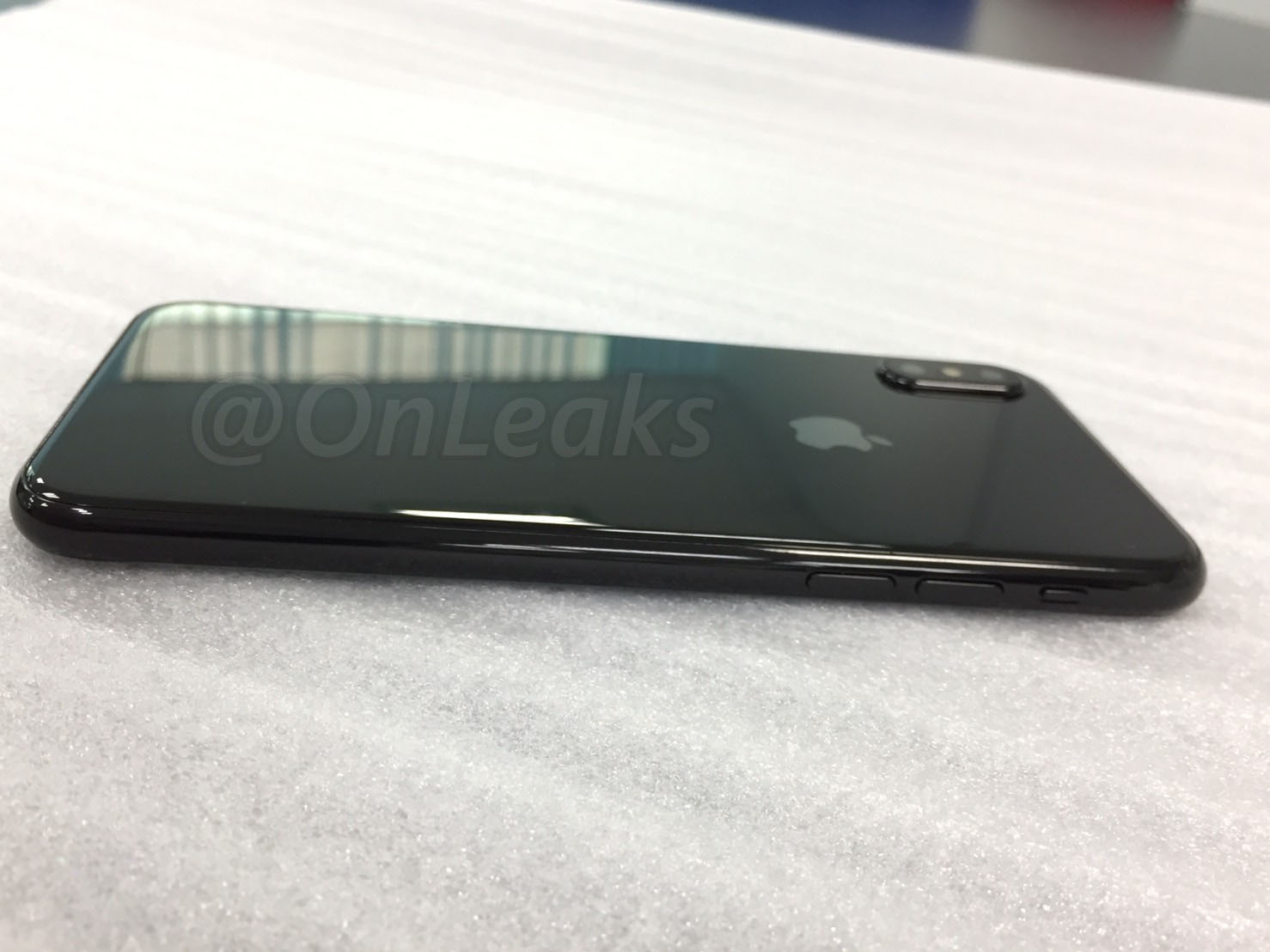 Live Images of iPhone 8 Got Leaked With Bezel-less Display & More Live Images of iPhone 8 Got Leaked With Bezel-less Display & More