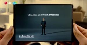 LG-foldable-car-infotainmment-696x365