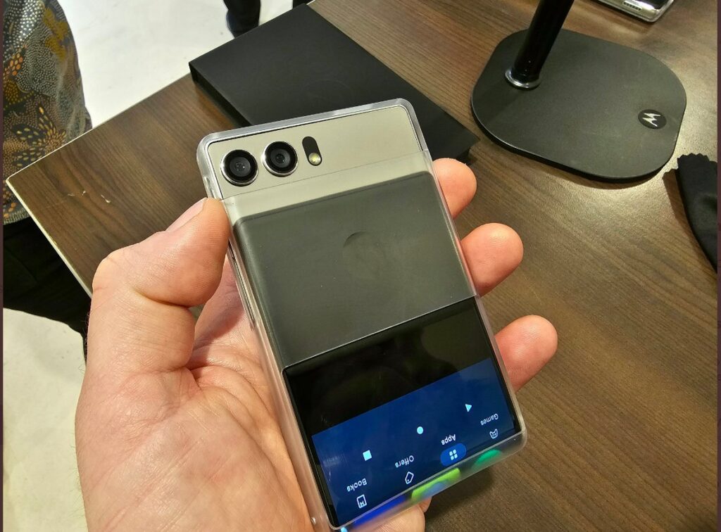 Motorola Rizr Rollable Concept Smartphone Showcased Motorola Rizr Rollable Concept Smartphone Showcased